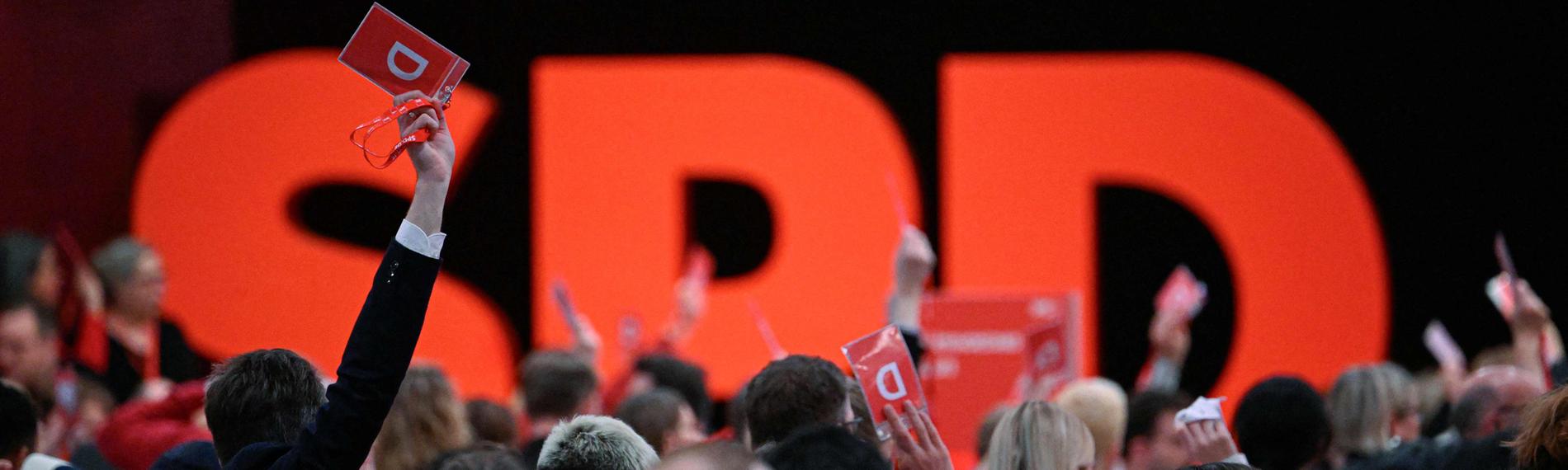 Die Delegierten stimmen auf dem Parteitag der SPD am 10. Dezember 2023 in Berlin ab