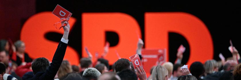 Die Delegierten stimmen auf dem Parteitag der SPD am 10. Dezember 2023 in Berlin ab