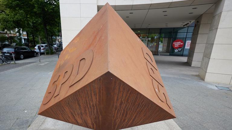 Blick auf den Eingang zum Willy-Brandt-Haus, der SPD-Parteizentrale, in Berlin.