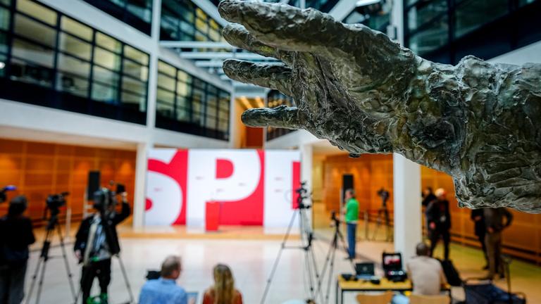 Die bronzene Hand der Willy-Brandt-Statue ist im Atrium in der SPD-Parteizentrale, dem Willy-Brandt-Haus vor dem Parteilogo zu sehen.