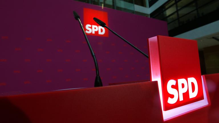 Berlin: Leeres Rednerpult im Willy-Brandt-Haus