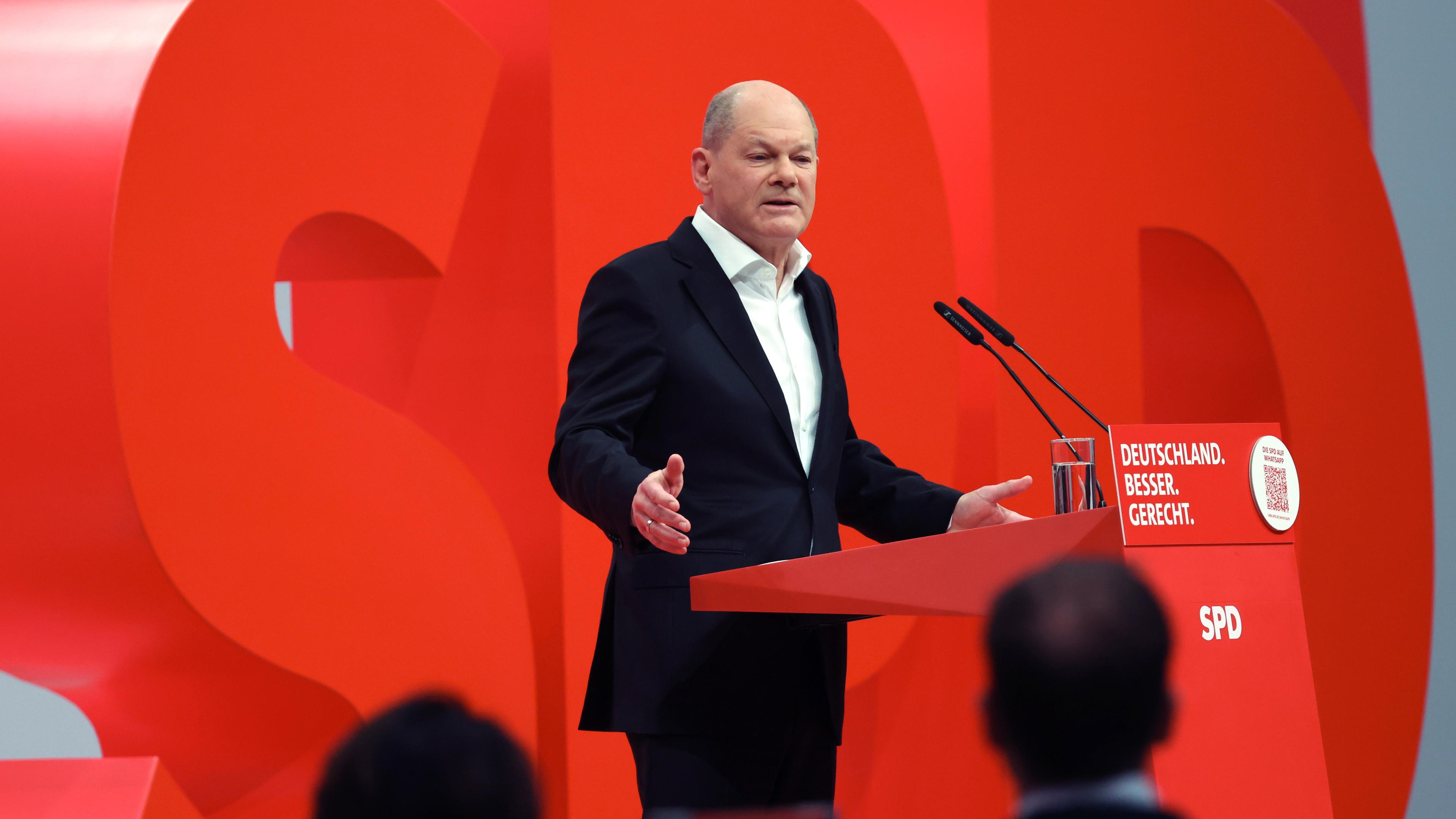 Bundeskanzler Olaf Scholz spricht beim ordentlichen Bundesparteitag der SPD auf dem Berliner Messegelände. 