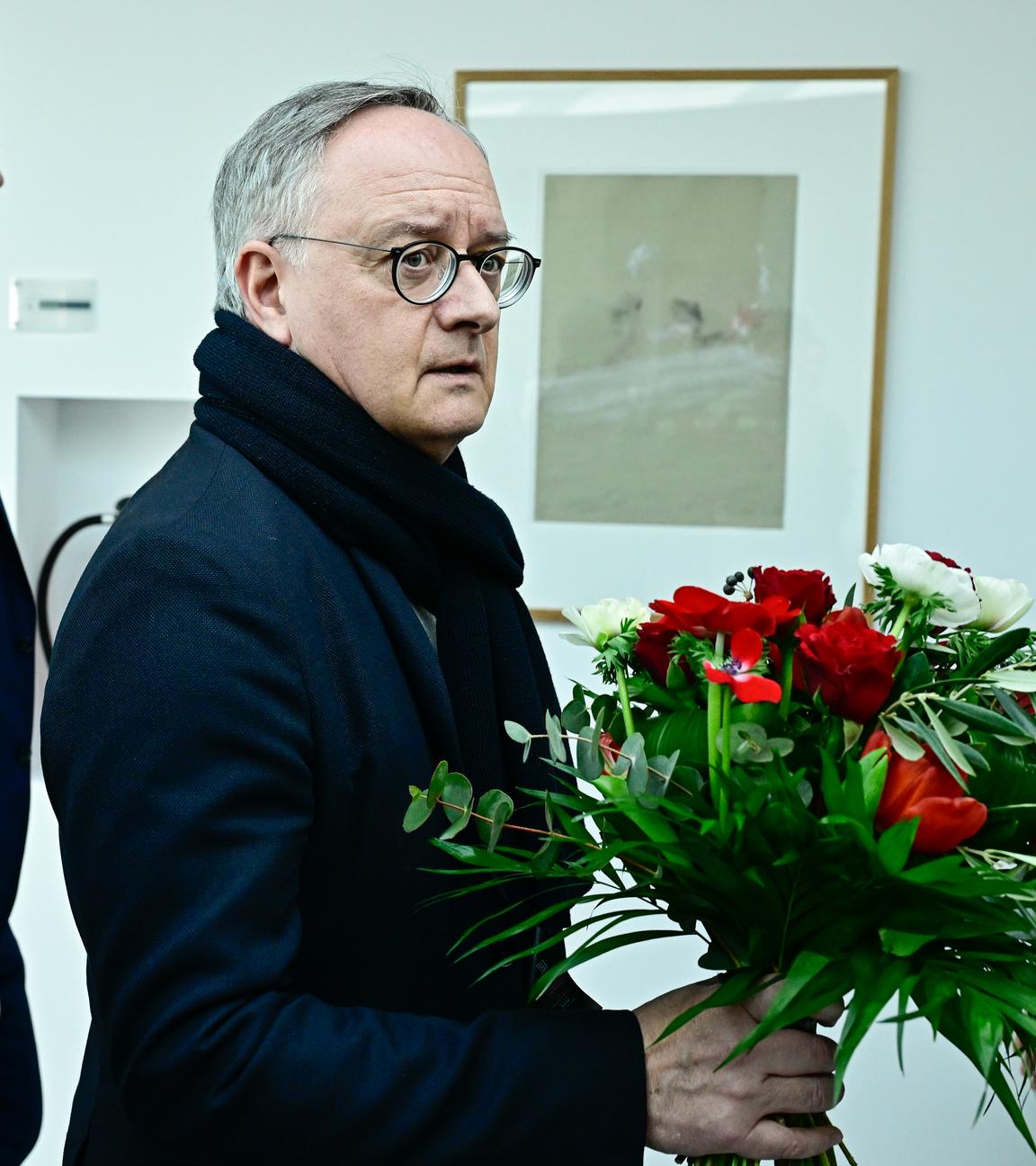 09.03.2026, Berlin: Der SPD-Spitzenkandidat für die Landtagswahl in Baden-Württemberg, Andreas Stoch, hält einen Blumenstrauß neben dem SPD-Vorsitzenden und Vizekanzler Lars Klingbeil (l) vor der SPD-Führungskonferenz nach der Landtagswahl in Baden-Württemberg in Berlin.