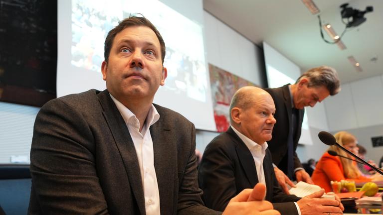 Rolf Mützenich (r), scheidender Vorsitzender der SPD-Bundestagsfraktion, leitet die Fraktionssitzung neben Bundeskanzler Olaf Scholz (SPD, M) und Lars Klingbeil, SPD-Bundesvorsitzender. 