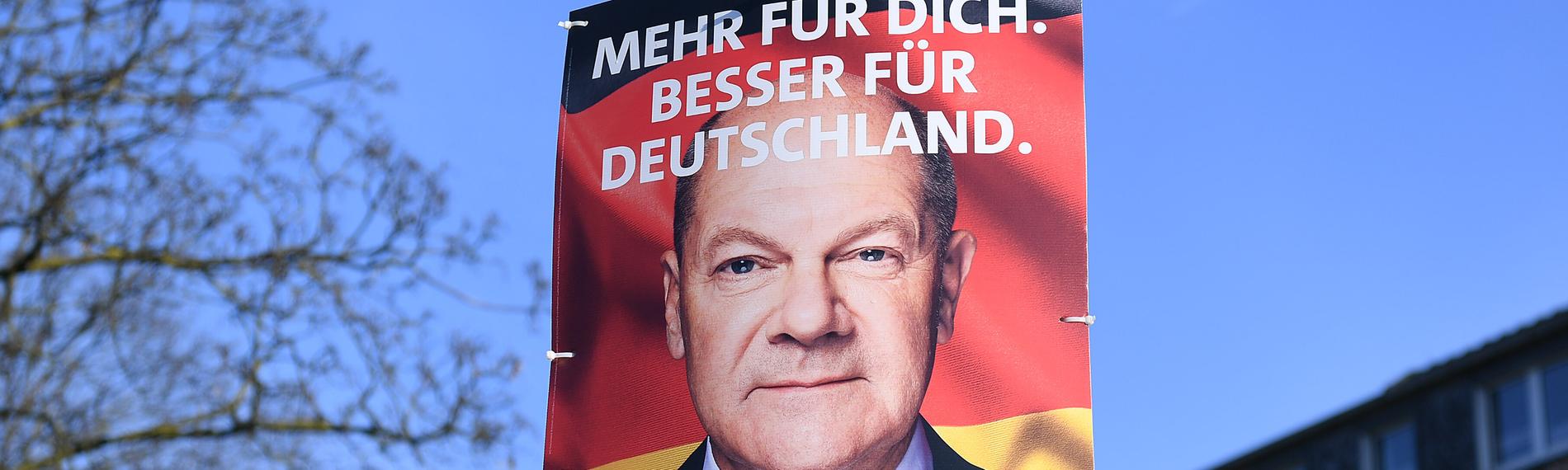 Ein Wahlplakat der SPD und Olaf Scholz mit der Aufschrift: Mehr für dich. Besser für Deutschland.