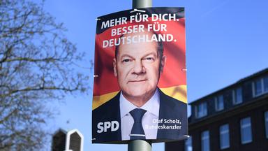 Ein Wahlplakat der SPD und Olaf Scholz mit der Aufschrift: Mehr für dich. Besser für Deutschland.