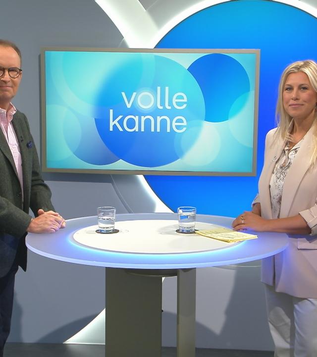 Dr. Christoph Specht und Nadine Krüger stehen sich an einem Pult im "Volle Kanne"-Studio gegenüber