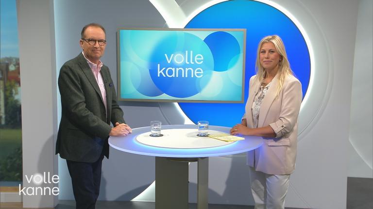 Dr. Christoph Specht und Nadine Krüger stehen sich an einem Pult im "Volle Kanne"-Studio gegenüber