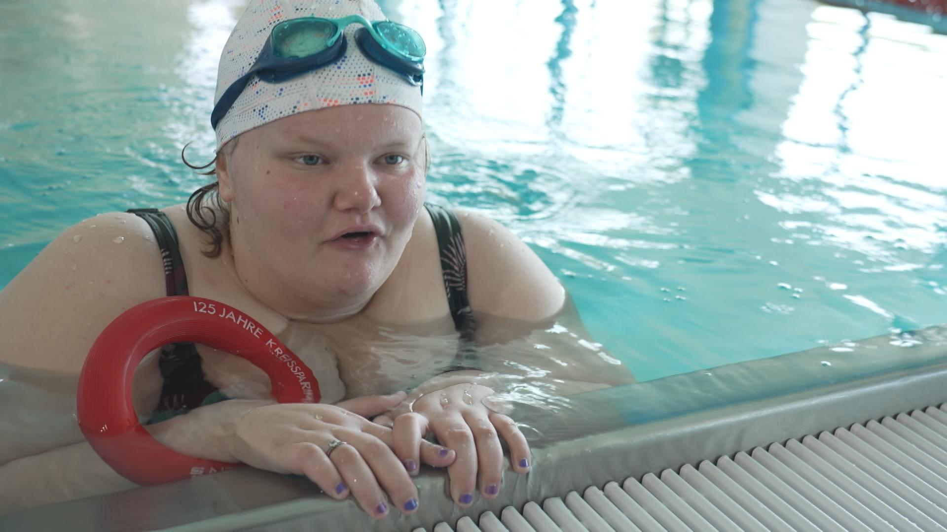 Schwimmerin Anna-Lena im Schwimmbecken