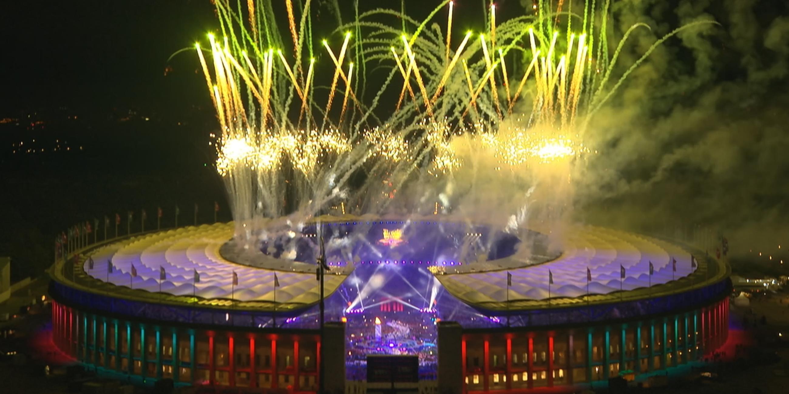 Mit Feuerwerk über dem Stadion werden die Special Olympics 2023 eröffnet. 