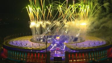 Mit Feuerwerk über dem Stadion werden die Special Olympics 2023 eröffnet. 