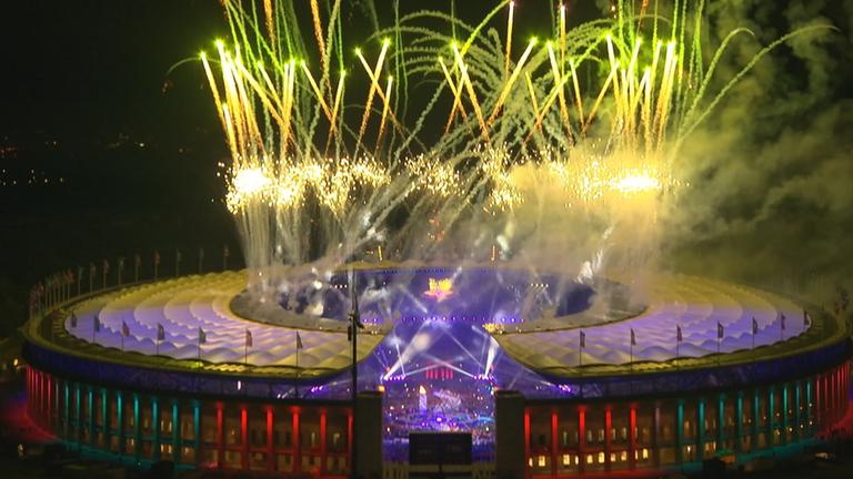 Mit Feuerwerk über dem Stadion werden die Special Olympics 2023 eröffnet. 