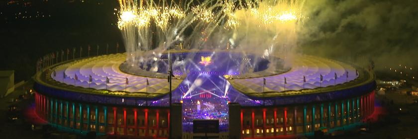 Mit Feuerwerk über dem Stadion werden die Special Olympics 2023 eröffnet. 