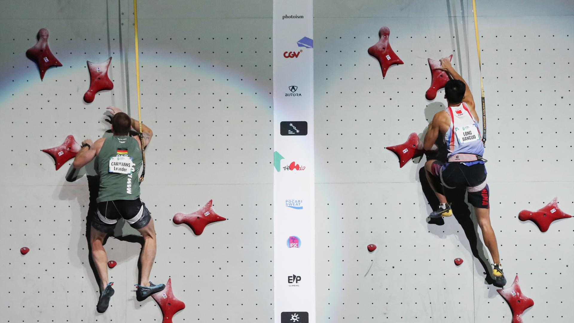 Leander Carmanns (l.) im WM-Finale der Speedkletterer