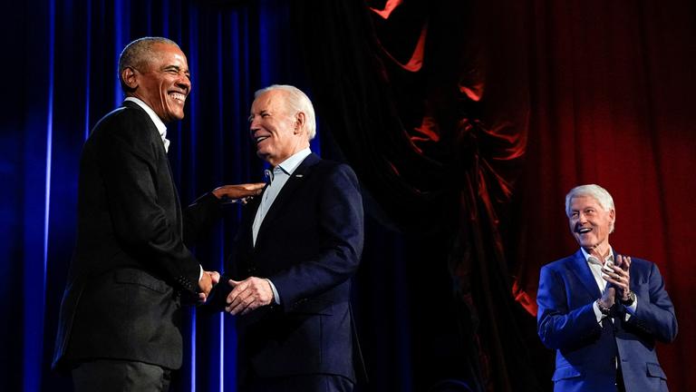 US-Präsident Joe Biden und die ehemaligen US-Präsidenten Barack Obama und Bill Clinton nehmen an einer Diskussion teil.
