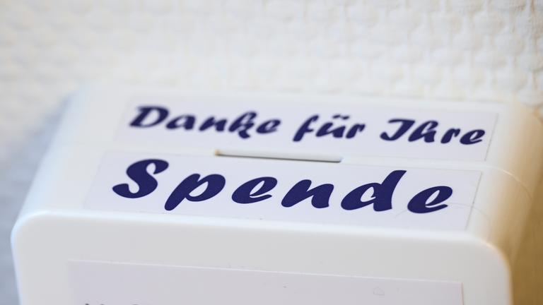 Brandenburg, Bernau: "Danke für Ihre Spende" steht auf einer Spendenbox.