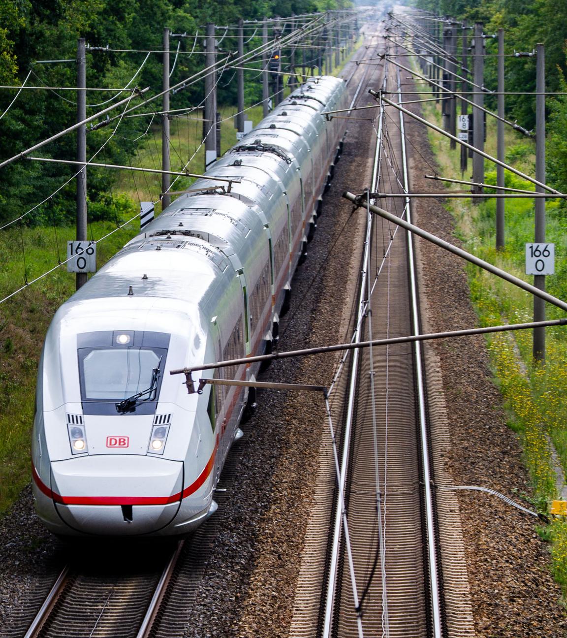 31.07.2025, Mecklenburg-Vorpommern, Grabow: Ein ICE fährt auf der Bahnstrecke zwischen Berlin und Hamburg an einem Signal vorbei.