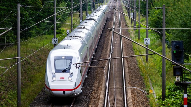 31.07.2025, Mecklenburg-Vorpommern, Grabow: Ein ICE fährt auf der Bahnstrecke zwischen Berlin und Hamburg an einem Signal vorbei.