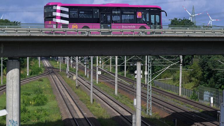 Brandenburg, Wustermark: Ein Bus fährt auf einer Straße als Ersatz für die Zugverbindung von Hamburg nach Berlin.