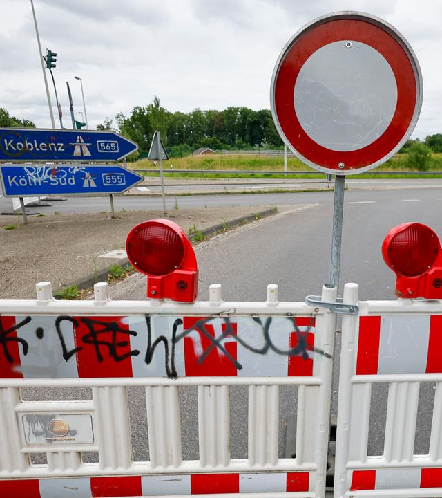  Straßenbarken sperren die rechtsrheinische Autobahnauffahrt zur Bonner Nordbrücke (Friedrich-Ebert-Brücke, A565) ab.