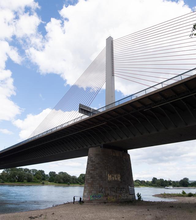 Die Autobahnbrücke im Bonner Norden, gesehen vom Rheinufer in Graurheindorf.