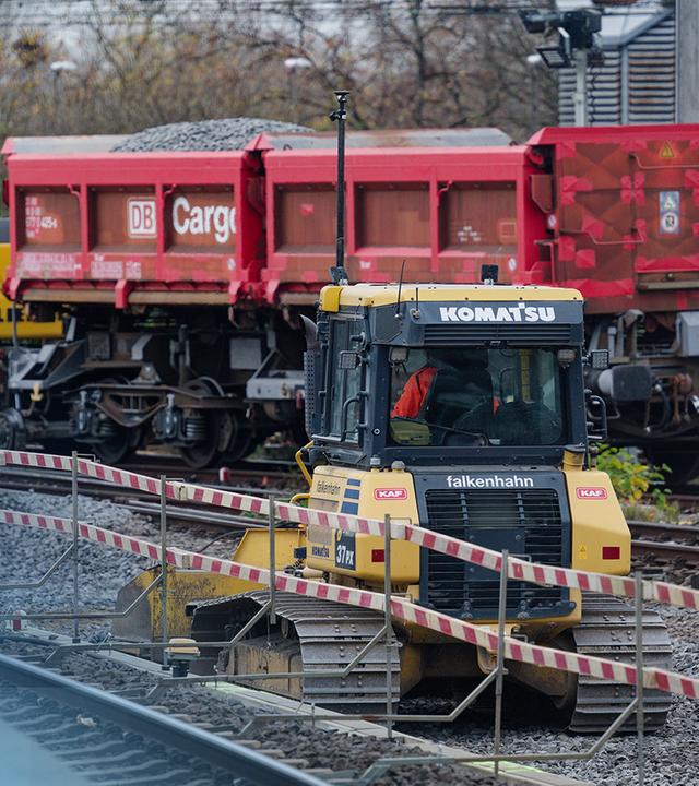 Ein Bagger und eine Planierraupe stehen auf den Gleisen vor dem Kölner Hauptbahnhof