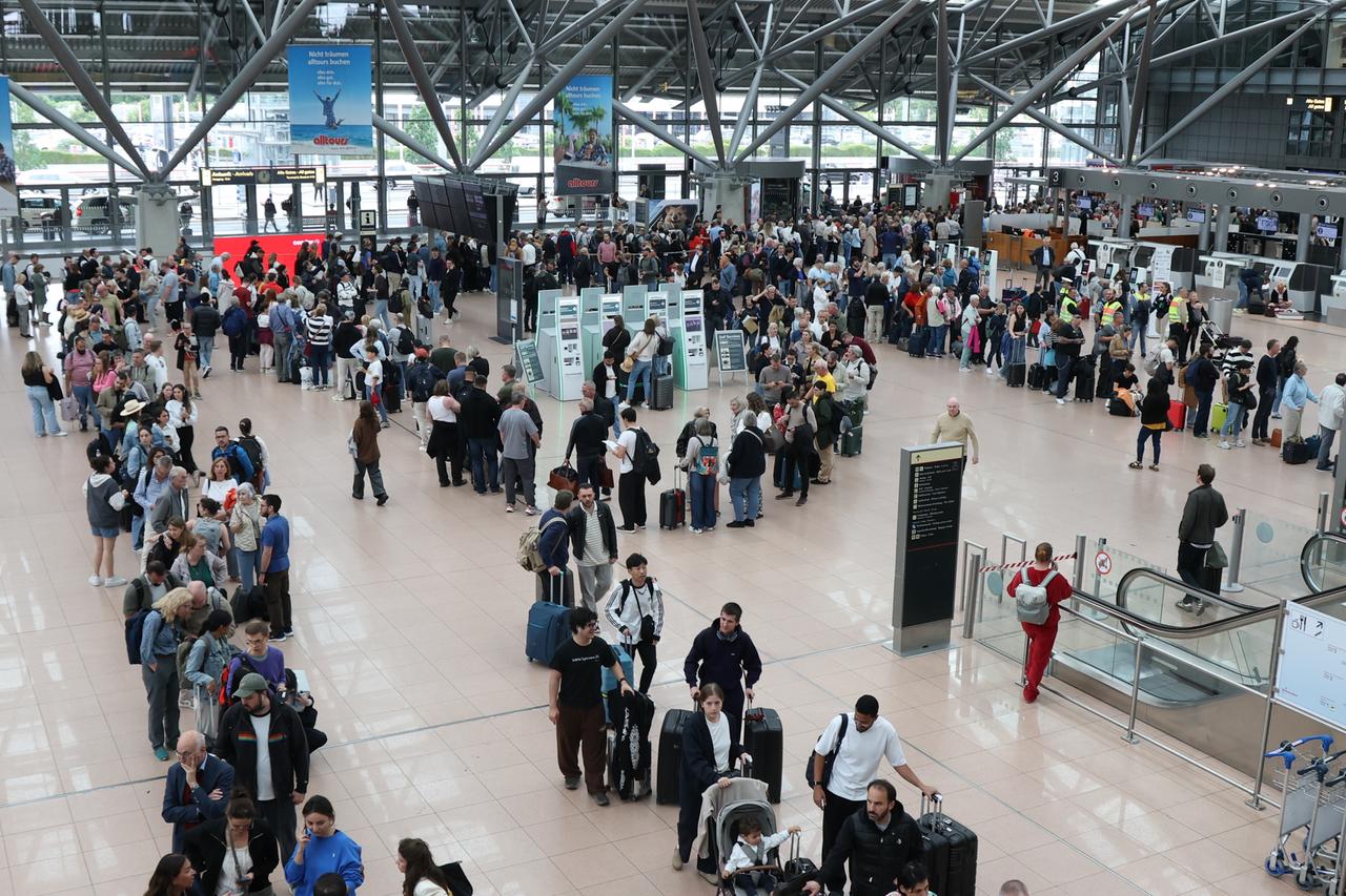 Zahlreiche Menschen stehen am 12.06.2026 im Terminal des Hamburger Flughafens, da zeitweiße der Sicherheitsbereich gesperrt werden musste.