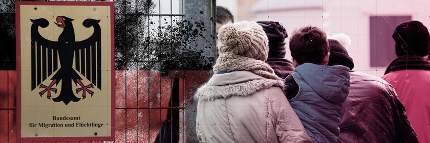Flüchtlinge warten an der Landesaufnahmebehoerde in Braunschweig