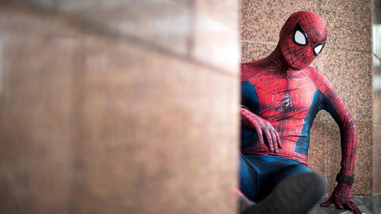 Cosplayer im Spiderman-Kostüm