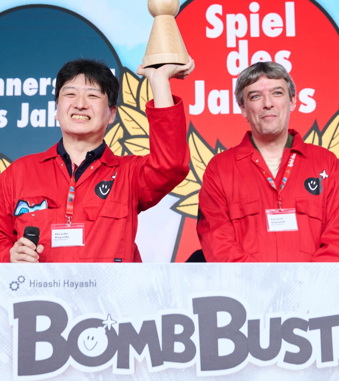 Der Designer des Spieles Bomb Busters Hisashi Hayashi (2.v.l) gewinnt den Hauptpreis bei der Verleihung Spiel des Jahres im nhow Hotel Berlin