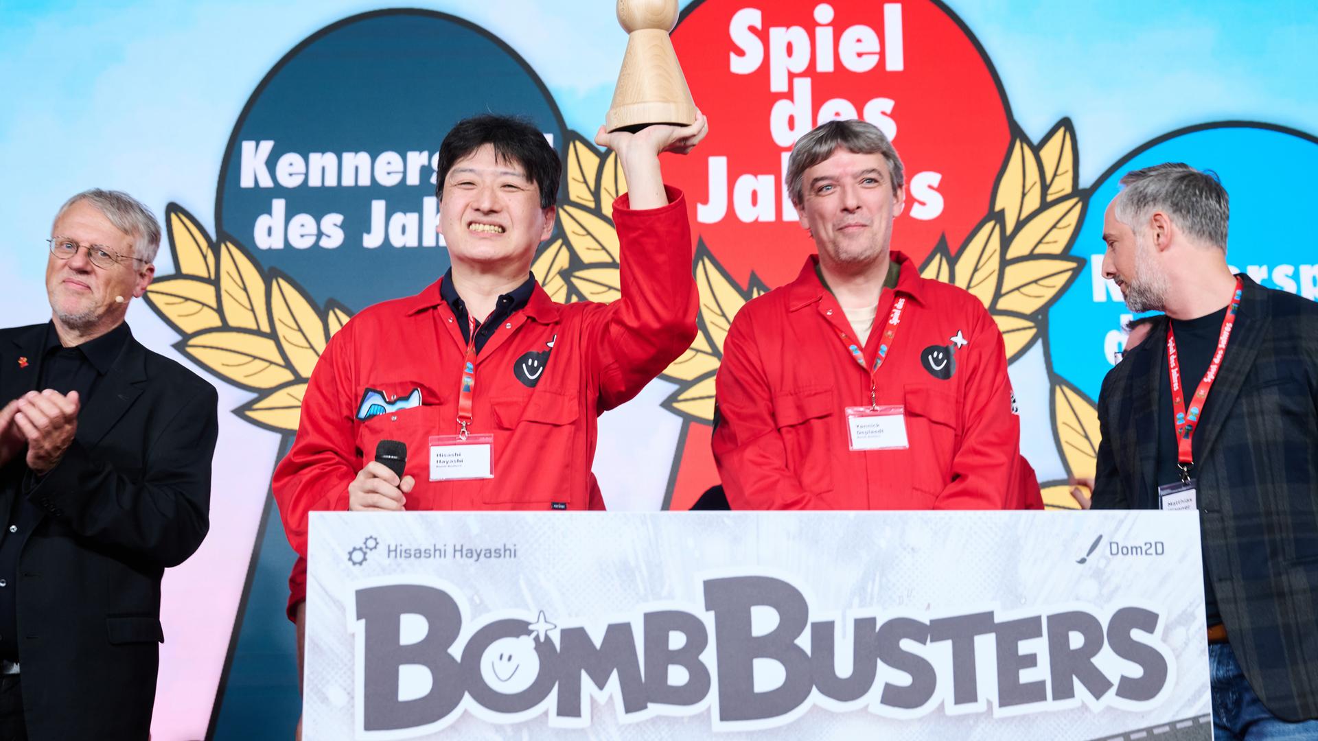 Der Designer des Spieles Bomb Busters Hisashi Hayashi (2.v.l) gewinnt den Hauptpreis bei der Verleihung Spiel des Jahres im nhow Hotel Berlin