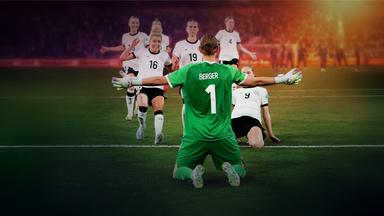 Das DFB-Team jubelt über den gehaltenden Elfmeter von Keeperin Ann-Katrin Berger