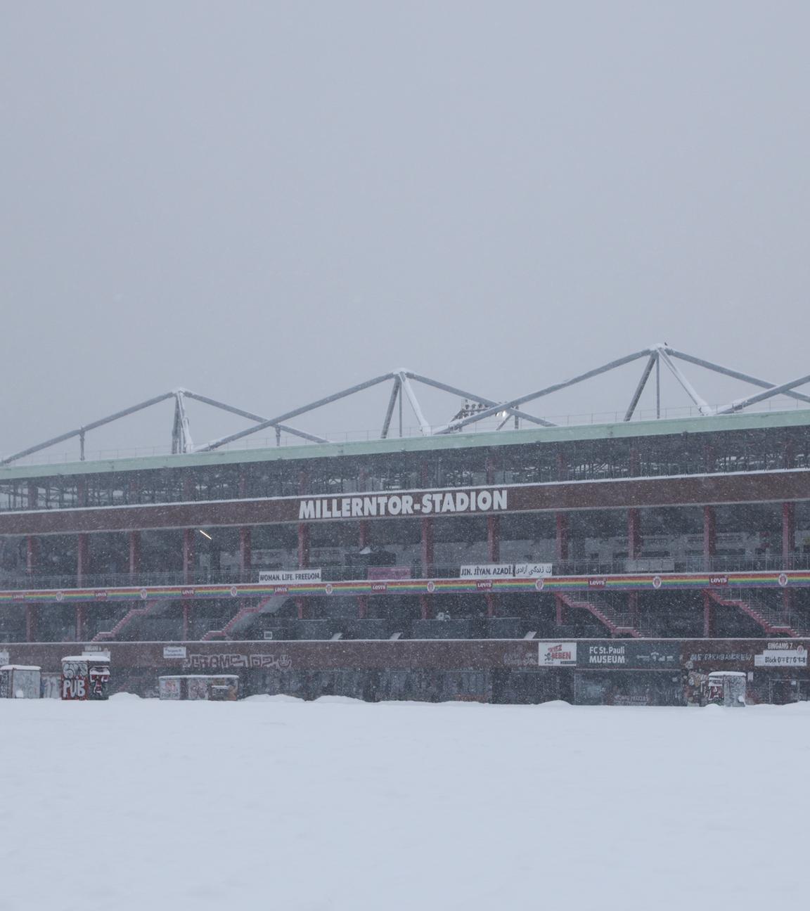 Außenansicht Millerntorstadion am Heiligengeistfeld in Hamburg bei dichtem Schneefall am 08.01.2026.