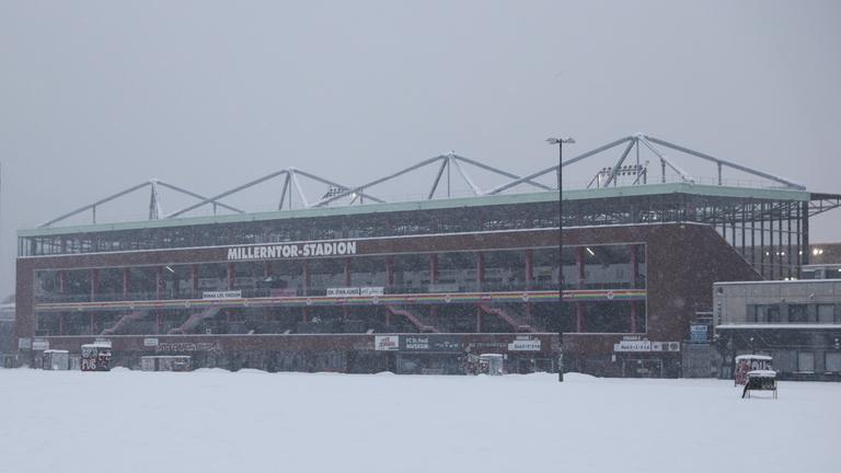 Außenansicht Millerntorstadion am Heiligengeistfeld in Hamburg bei dichtem Schneefall am 08.01.2026.
