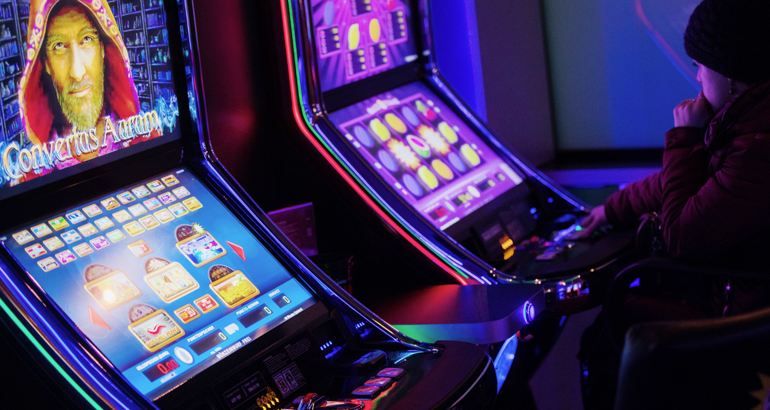 Spielautomaten mit Spielerin