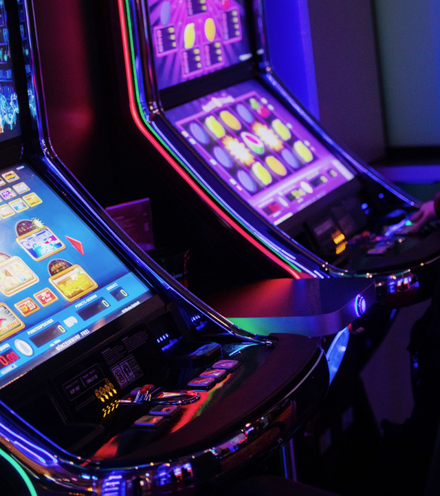 Spielautomaten mit Spielerin