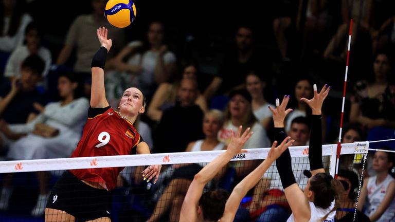 Lina Alsmeier beim Angriff am Netz gegen Serbien