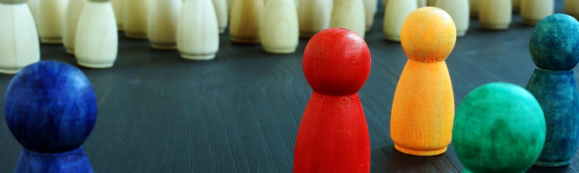 Mehrere bunte Spielfiguren eines Brettspiels.