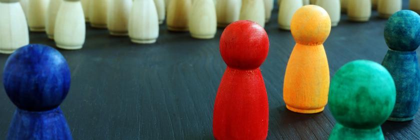 Mehrere bunte Spielfiguren eines Brettspiels.