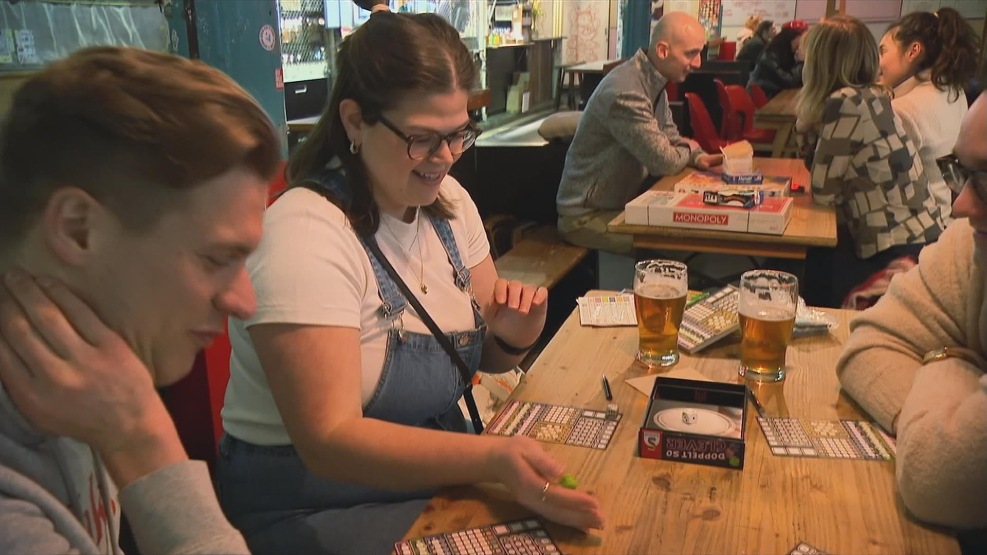 spielende Frau