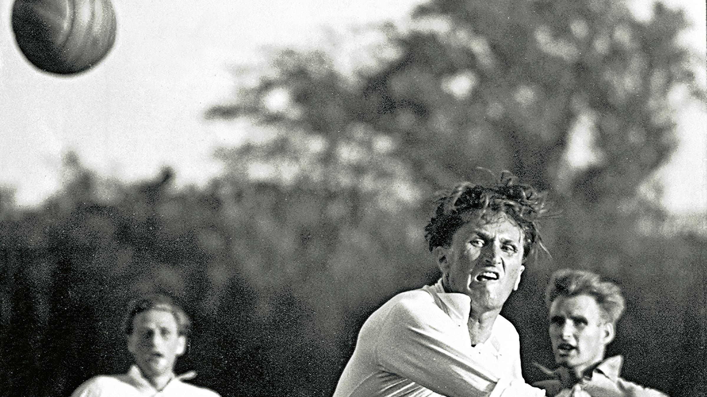 Das Bild zeigt Bernhard Kempa, einen der populärsten Handballer seiner Zeit, der 1954 den „Kempa-Trick“ erfunden hatte.