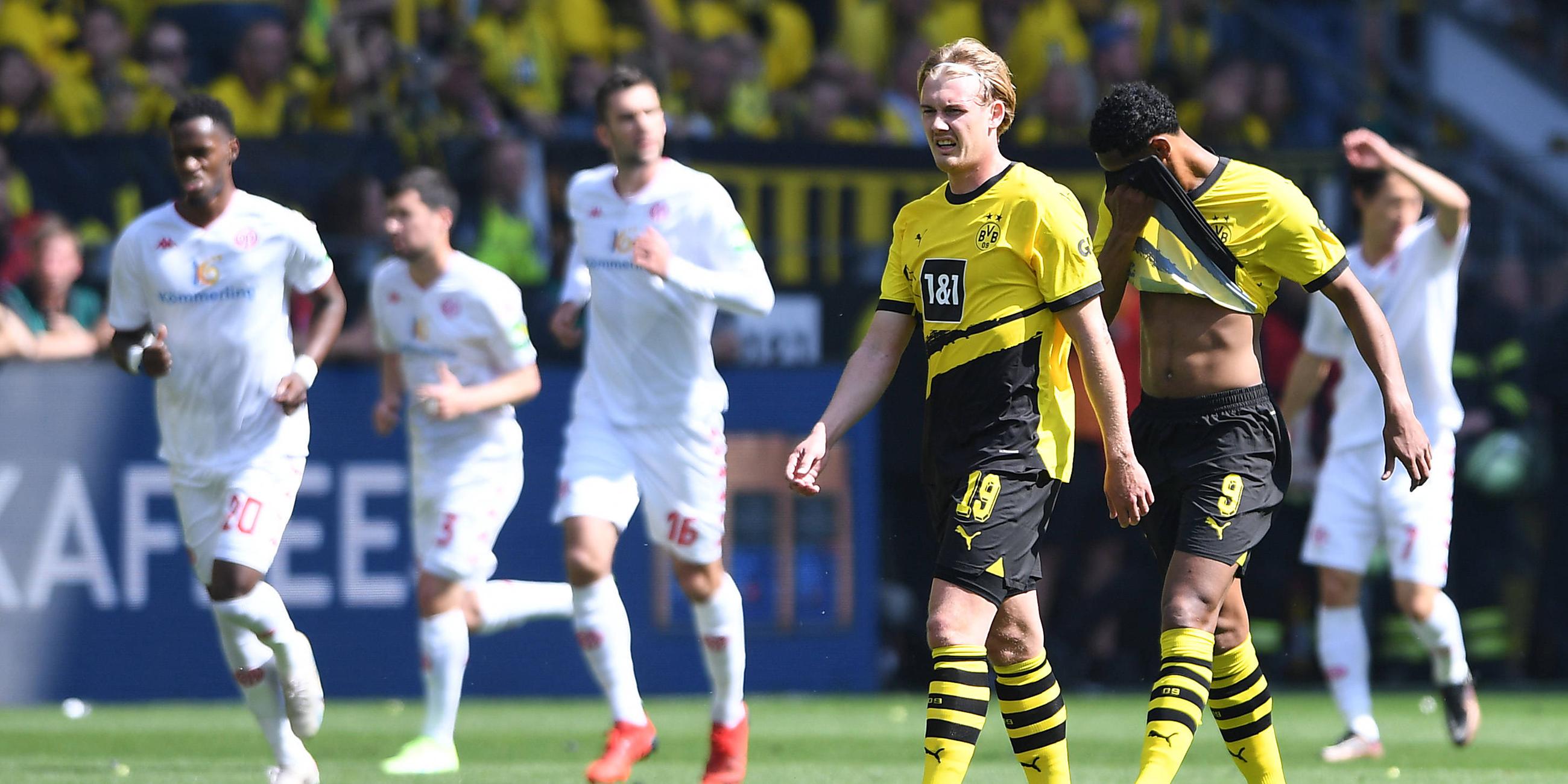 27.05.2023, Dortmund: Geknickte Dortmunder