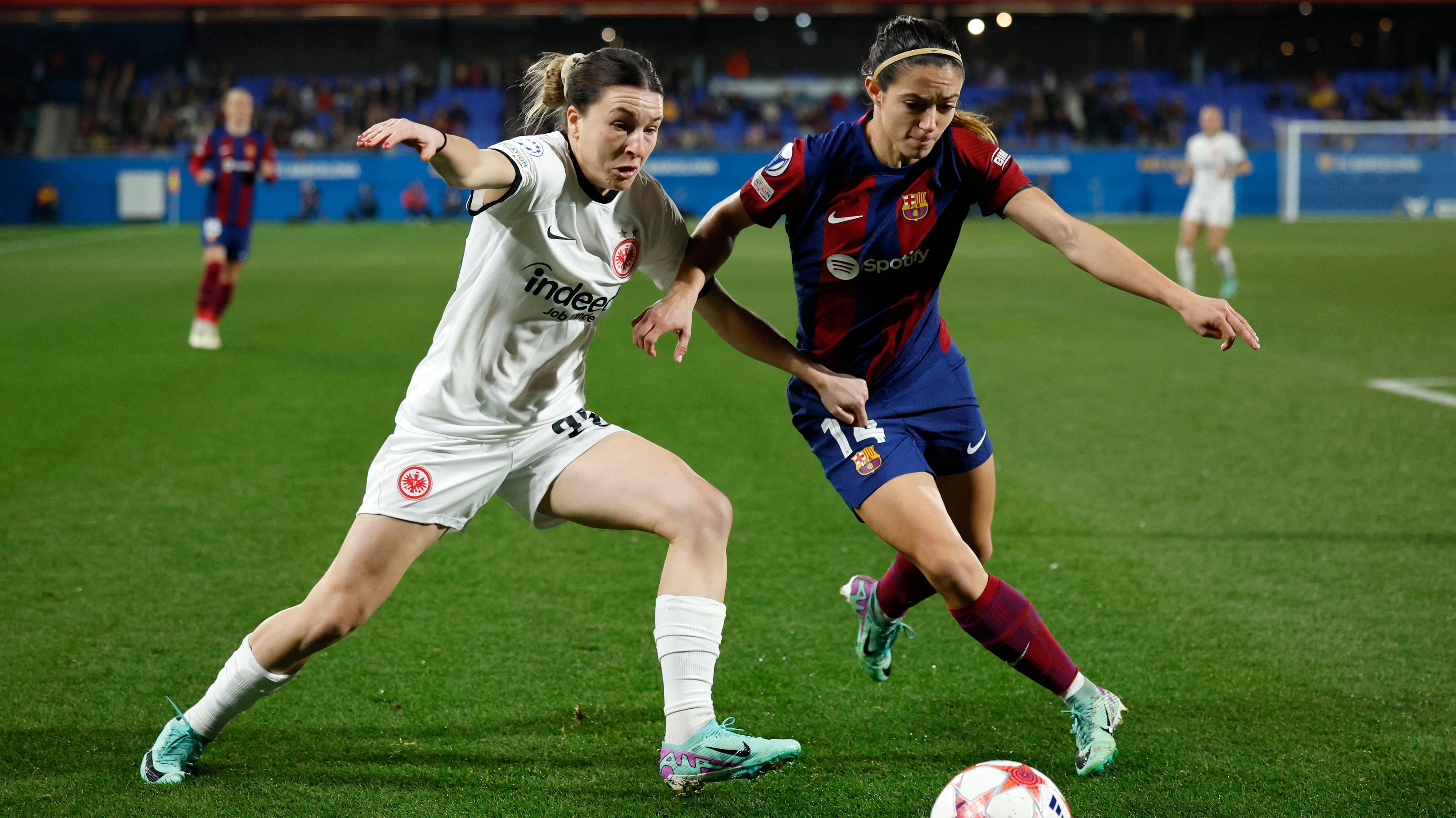 Aitana Bonmati (r.) im Zweikampf mit Ilayda Acikgoz