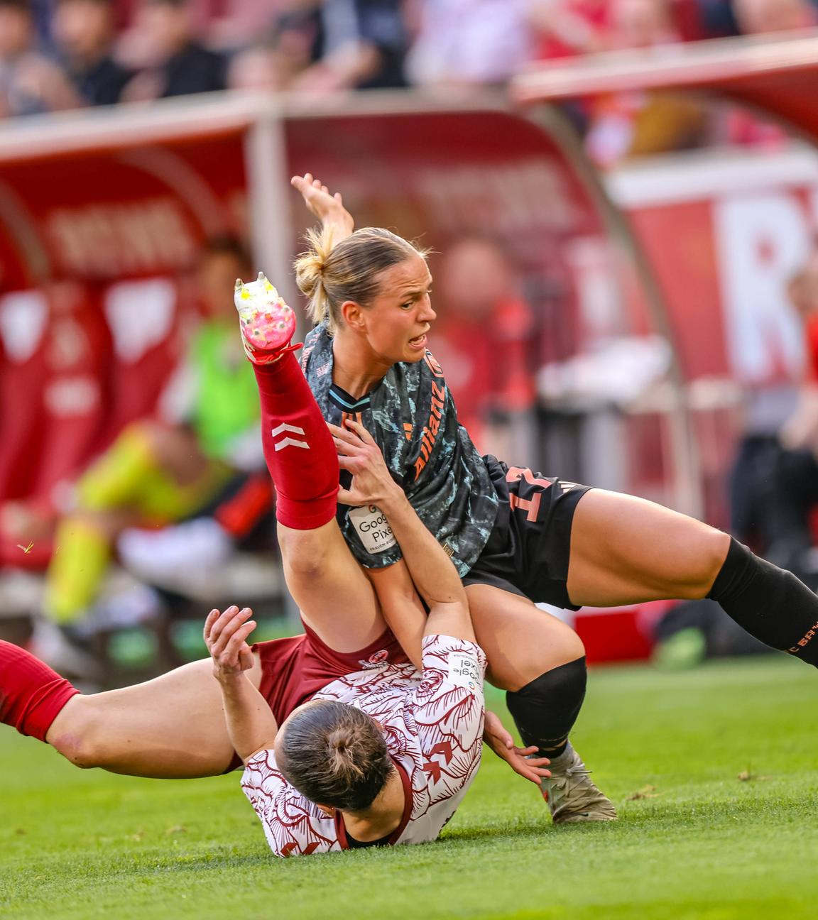 Sylwia Matysik (1. FC Köln 20) foult Klara Bühl (FC Bayern München 17).