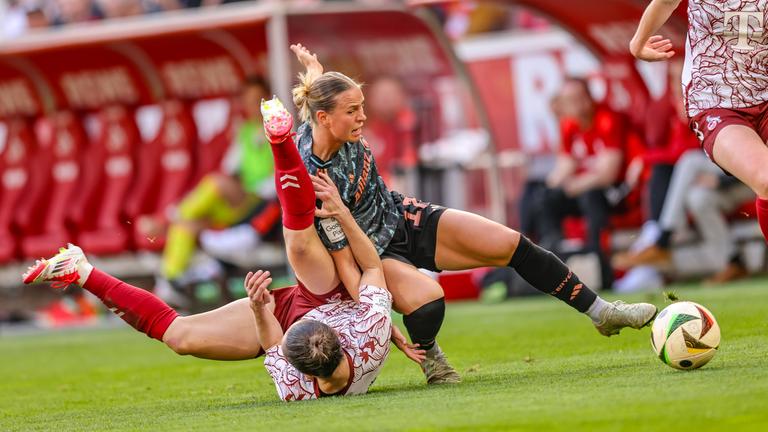 Sylwia Matysik (1. FC Köln 20) foult Klara Bühl (FC Bayern München 17).