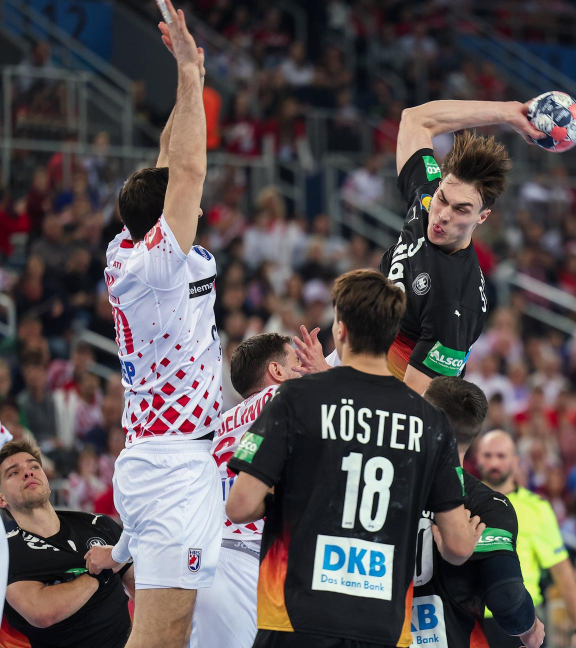 Miro Schluroff wirft aus dem Rückraum, bedrängt von kroatischen Abwehrspielern.