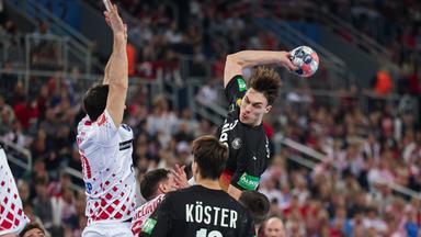 Miro Schluroff wirft aus dem Rückraum, bedrängt von kroatischen Abwehrspielern.
