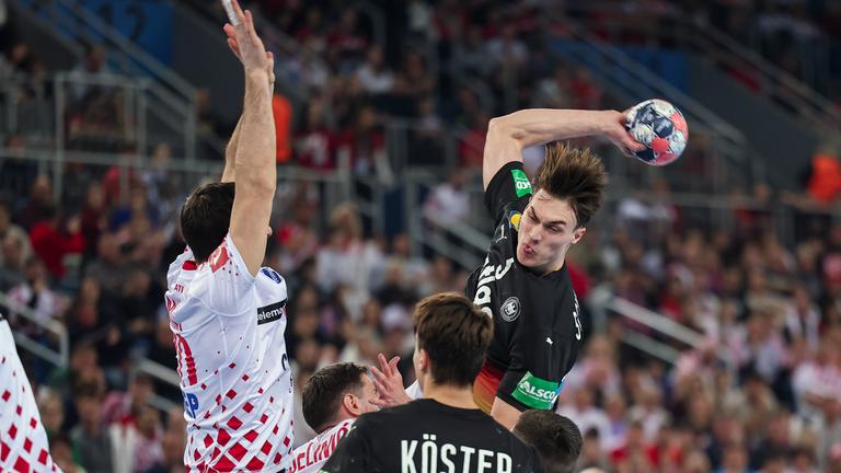 Miro Schluroff wirft aus dem Rückraum, bedrängt von kroatischen Abwehrspielern.