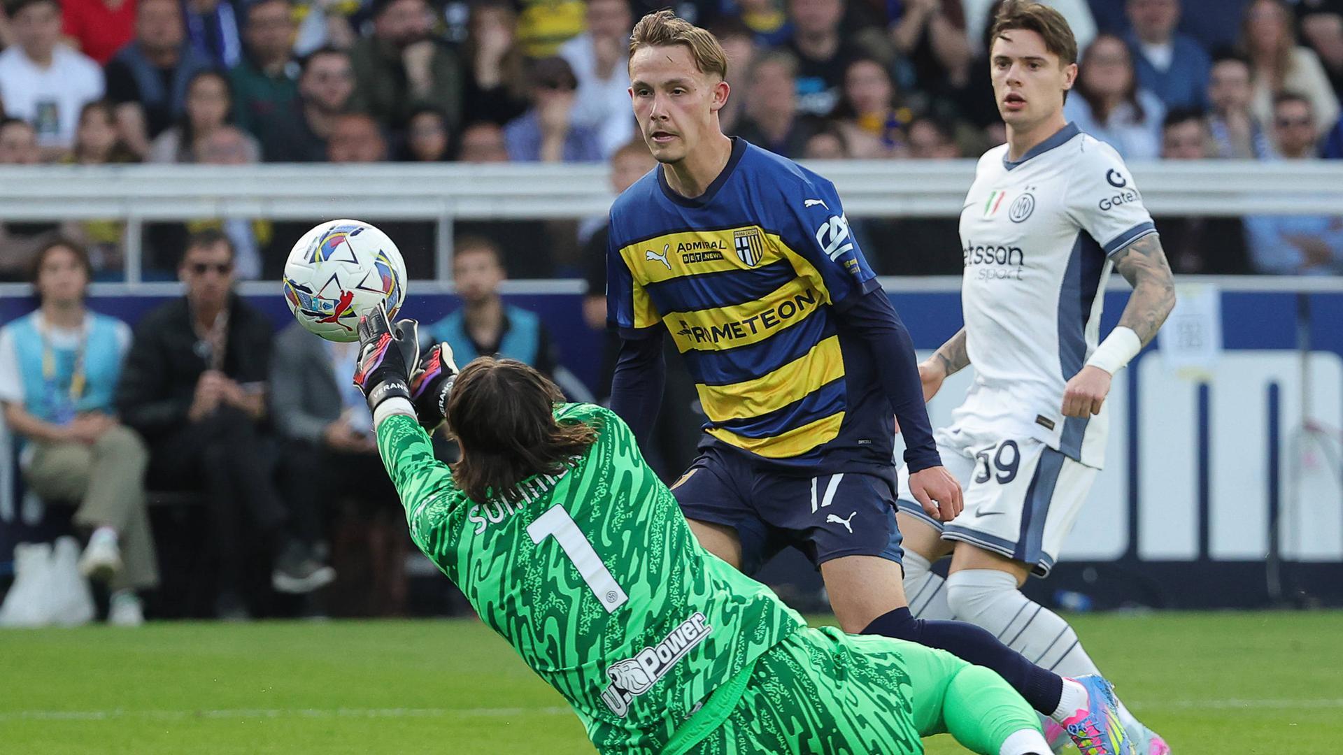 Jacob Ondrejka von Parma Calcio sieht seine Torchance 