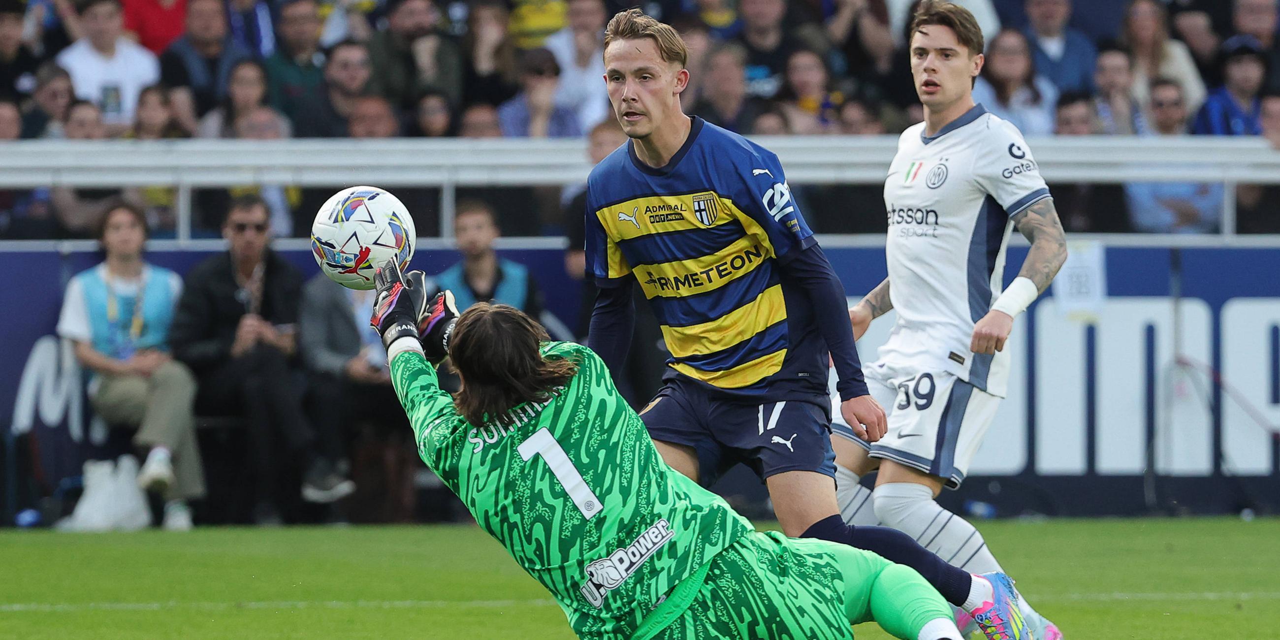 Jacob Ondrejka von Parma Calcio sieht seine Torchance 